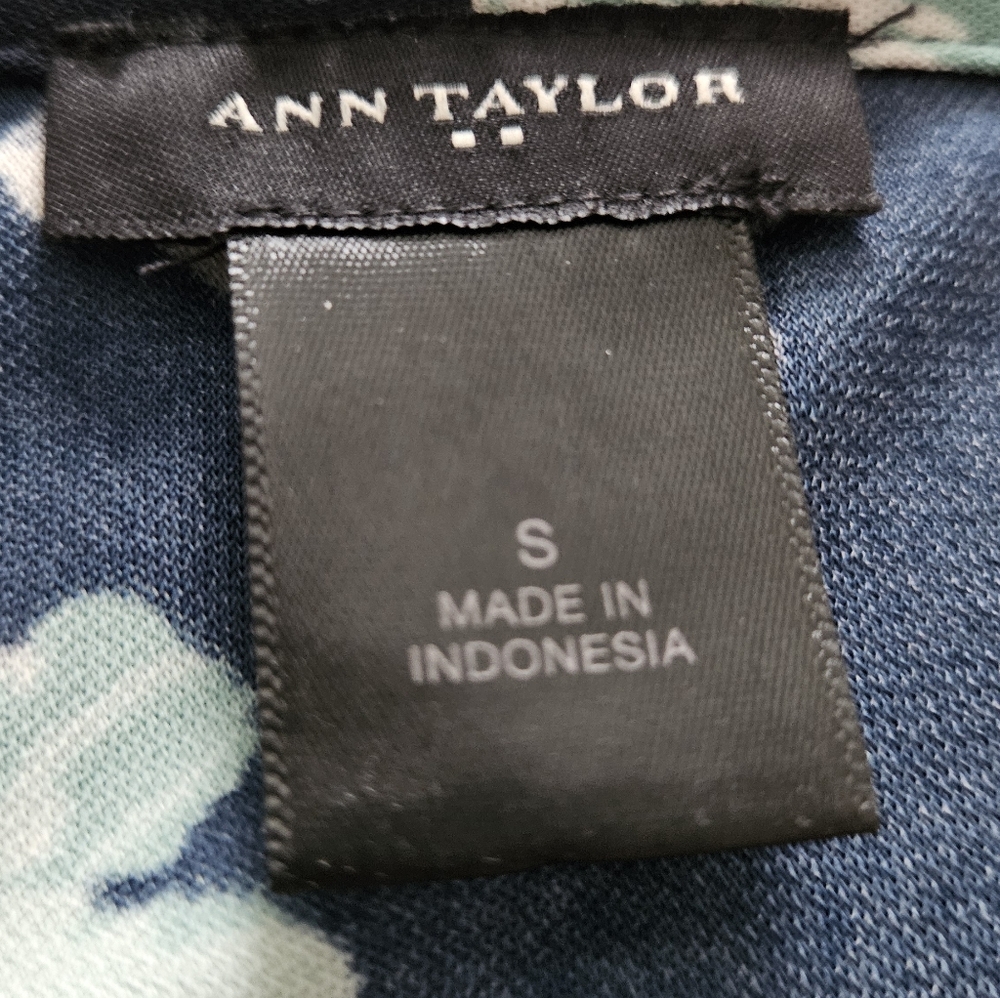 NWOT Ann Taylor Women's Dark Blue Floral Sleeveless V-neck Tank - Picture 5 of 6